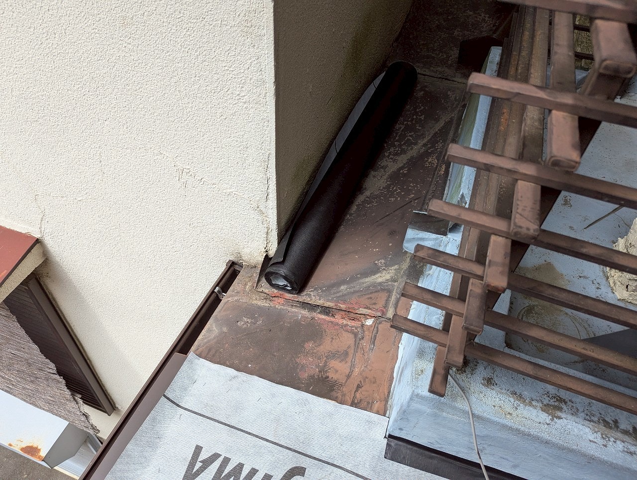 京都市伏見区で庇の板金が錆びて穴が開いてしまい雨漏り発生。下地から新しくしました。